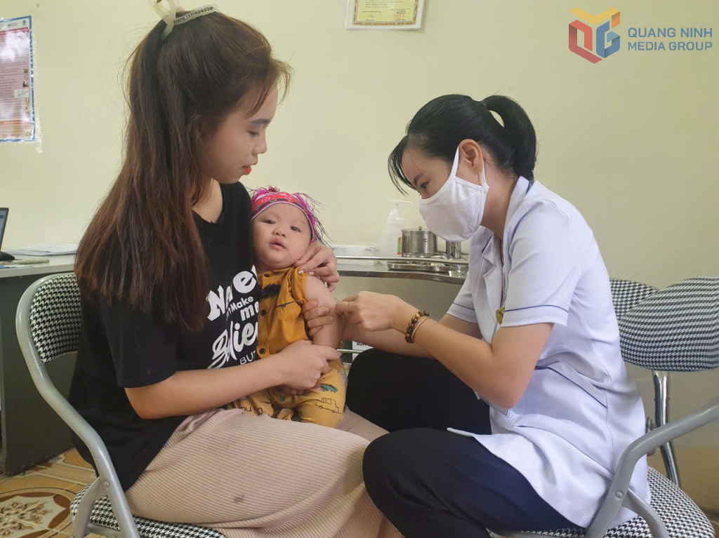 Tiêm chủng cho trẻ em tại Trạm y tế xã Quảng Đức