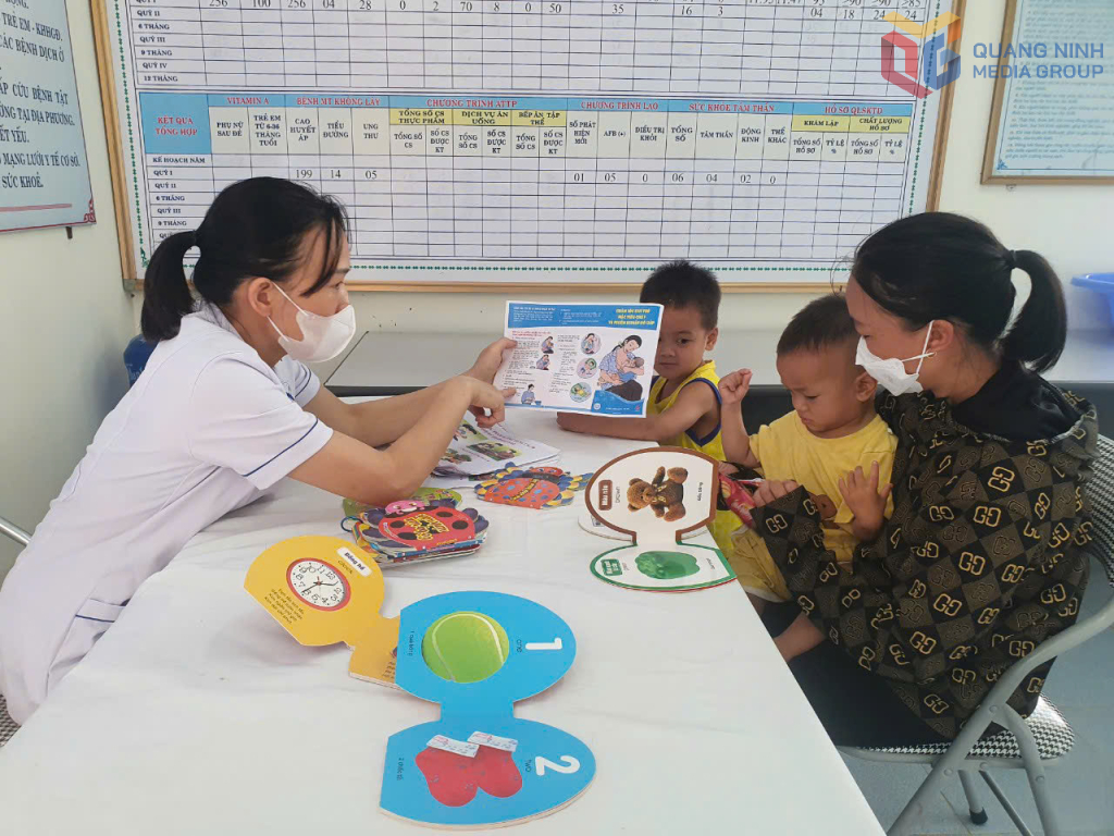 Nhân viên Trạm y tế xã Quảng Đức khám bệnh cho nhân dân
