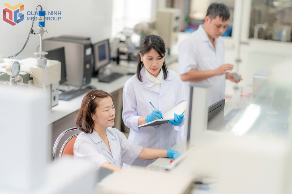 Chị Hiền cùng các đồng nghiệp nghiên cứu giả lập hệ điều hành trên các thiết bị thử nghiệm.