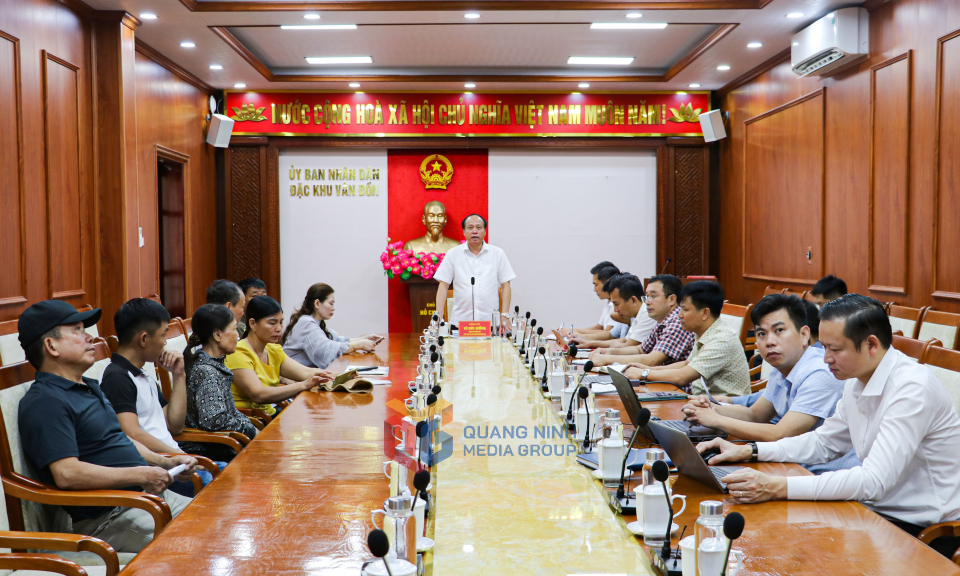 Đồng chí Vũ Đức Hưởng, Chủ tịch UBND đặc khu Vân Đồn, chủ trì họp giải quyết GPMB các dự án. 