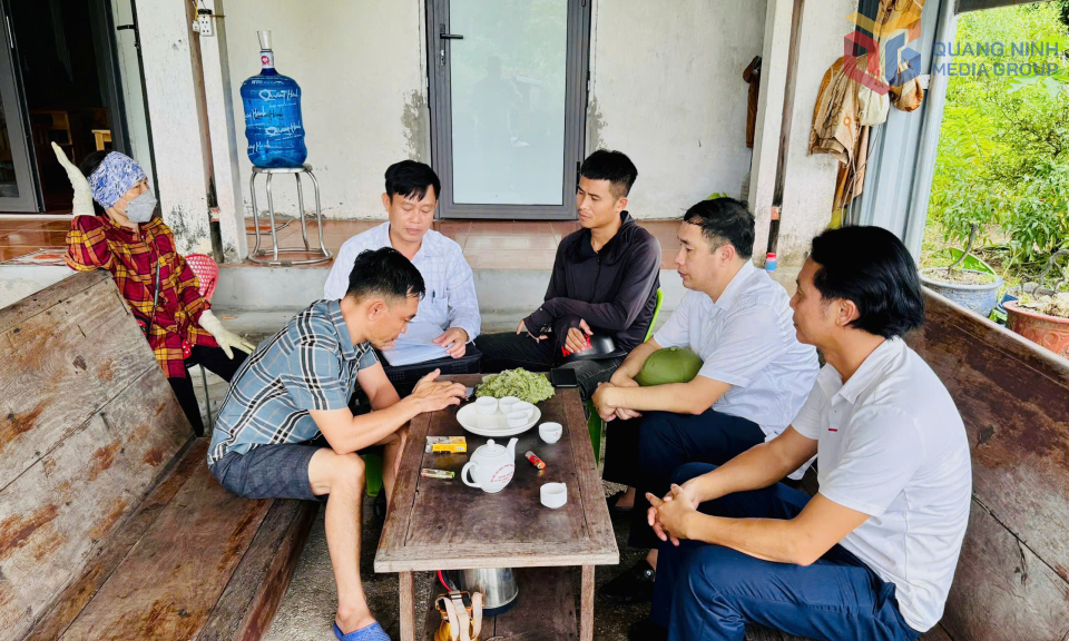 Cán bộ, nhân viên Trung tâm PTQĐ đặc khu Vân Đồn tuyên truyền, vận động nhân dân chấp hành việc kiểm đếm hỗ trợ đền bù dự án mở rộng đường 334.