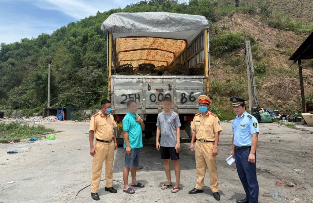 Đội Cảnh sát đường thủy - Phòng Cảnh sát giao thông Công an tỉnh Quảng Ninh bắt giữ một xe tải chở 4 tấn hàu không rõ nguồn gốc, xuất xứ.