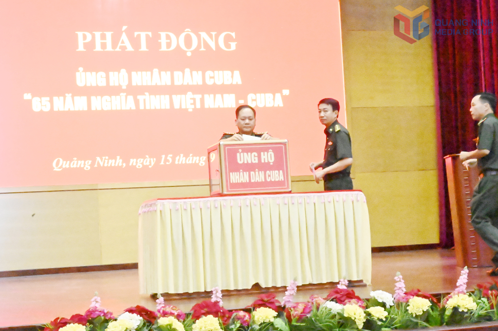 Cán bộ Ban Chỉ huy BĐBP Quảng Ninh ủng hộ nhân dân Cuba.