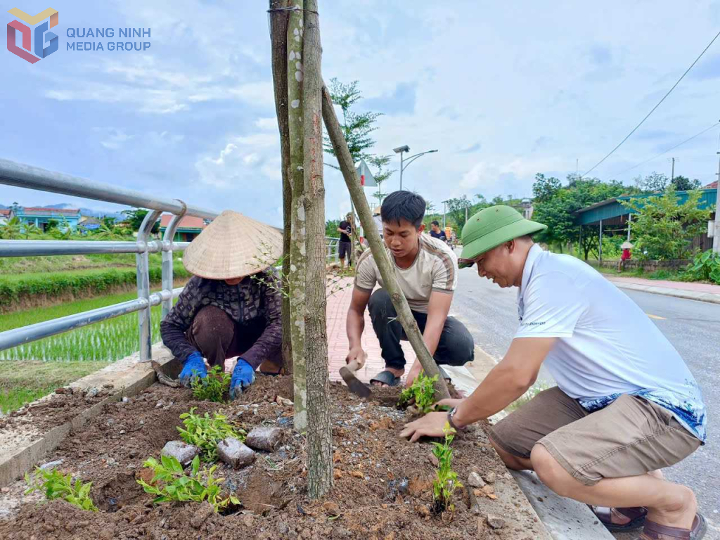Hội viên, nông dân xã Ba Chẽ tham gia trồng hoa, tạo cảnh quan môi trường xanh - sạch - đẹp. Ảnh: Phạm Lợi.