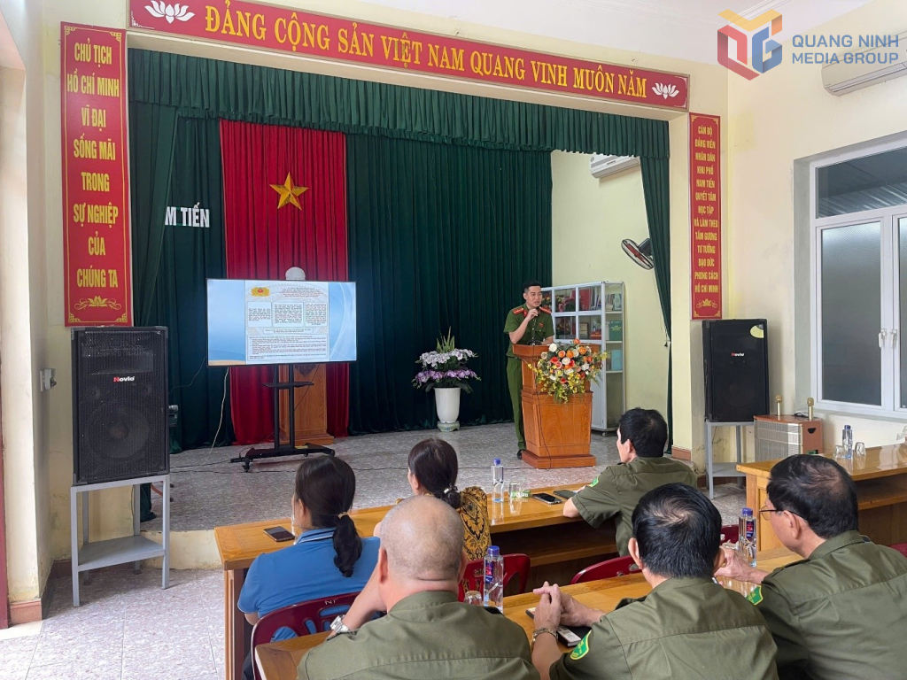Công an phường Cẩm Phả tuyên truyền, nâng cao nhận thức pháp luật về tội sử dụng trái phép chất ma tuý. Ảnh: Trần Lâm (Công an phường Cẩm Phả)