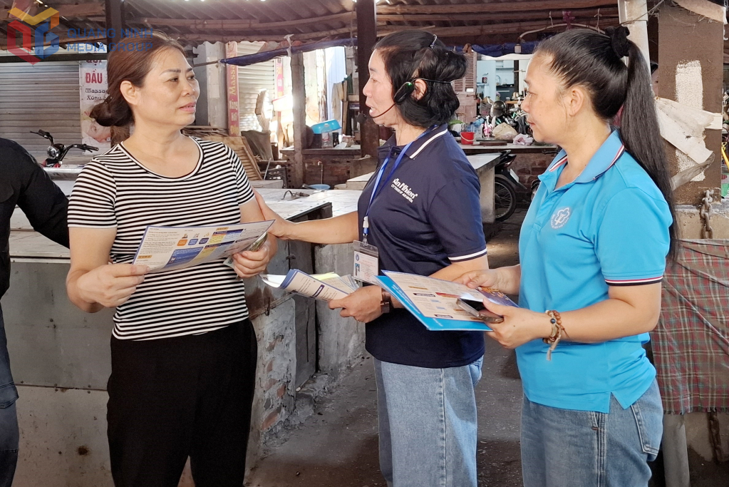 Chị Lưu Thị Huyền, tiểu thương kinh doanh tại chợ Hà Khẩu (phường Việt Hưng) được cán bộ BHXH tỉnh và Công ty TNHH HP An Nhiên tuyên truyền, vận động tham gia BHXH tự nguyện tháng 8/2025.