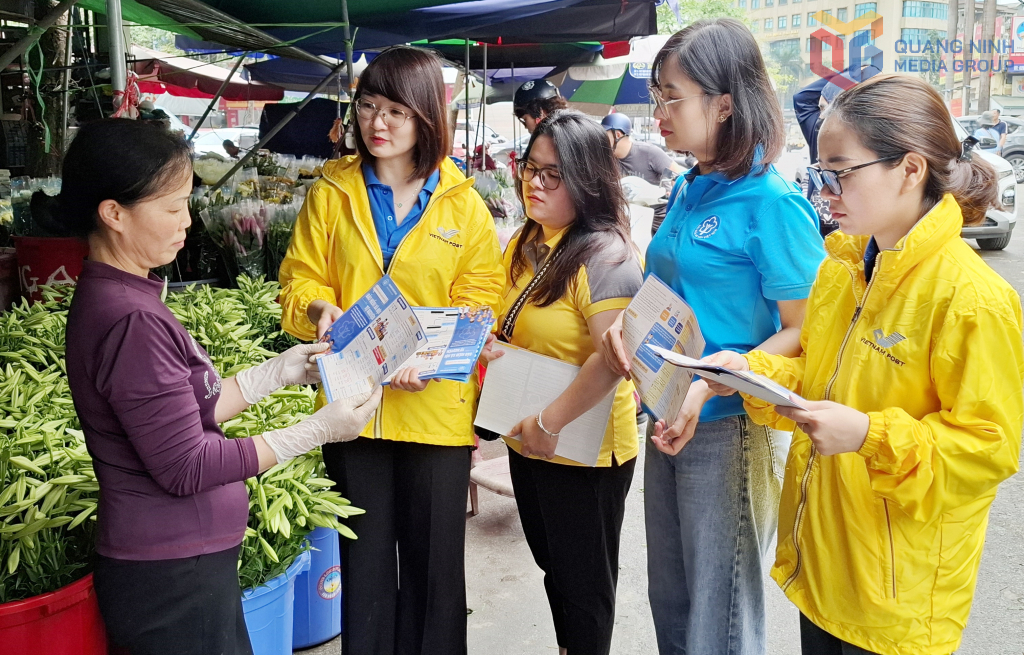 Cán bộ BHXH tỉnh và nhân viên Bưu diện tỉnh tuyên truyền, vận động người dân tham gia BHXH tự nguyện tháng 4/2025.
