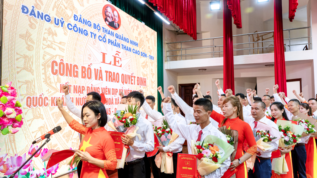 Đảng viên kết nạp dịp 80 năm Cách mạng Tháng Tám và Quốc khánh 2/9 tuyên thệ.