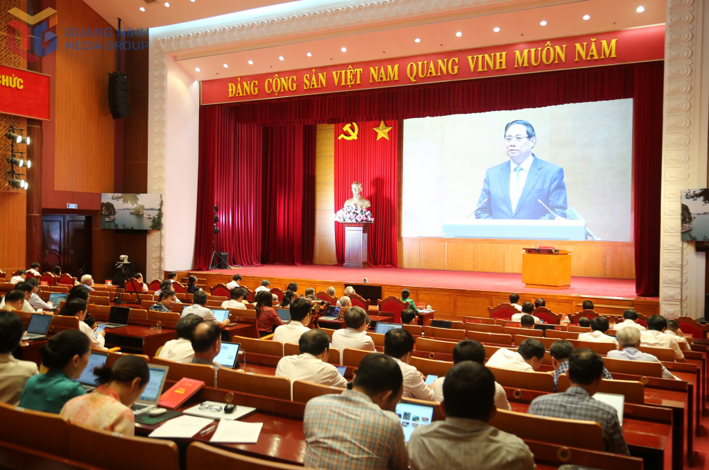Các đại biểu tham dự hội nghị tại điểm cầu Quảng Ninh nghe đồng chí Phạm Minh Chính, Thủ tướng Chính phủ quán triệt nội dung trọng tâm, cốt lõi của Nghị quyết số 71-NQ/TW ngày 22/8/2025 của Bộ Chính trị về “Đột phá phát triển giáo dục - đào tạo” và Chương trình hành động thực hiện Nghị quyết số 71-NQ/TW. 