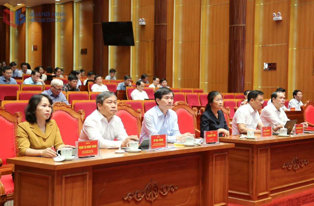 Các đồng chí lãnh đạo tỉnh, nguyên lãnh đạo tỉnh và các cán bộ, đảng viên tham dự hội nghị qua cầu truyền hình trực tuyến.