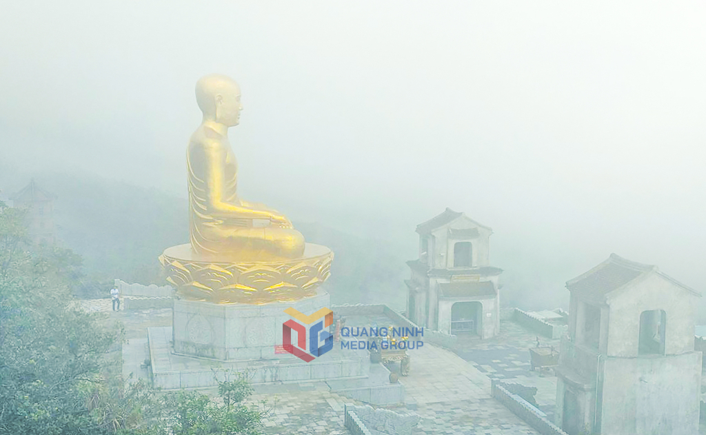 Tượng Phật Hoàng Trần Nhân Tông mờ ảo trong làn sương sớm. 