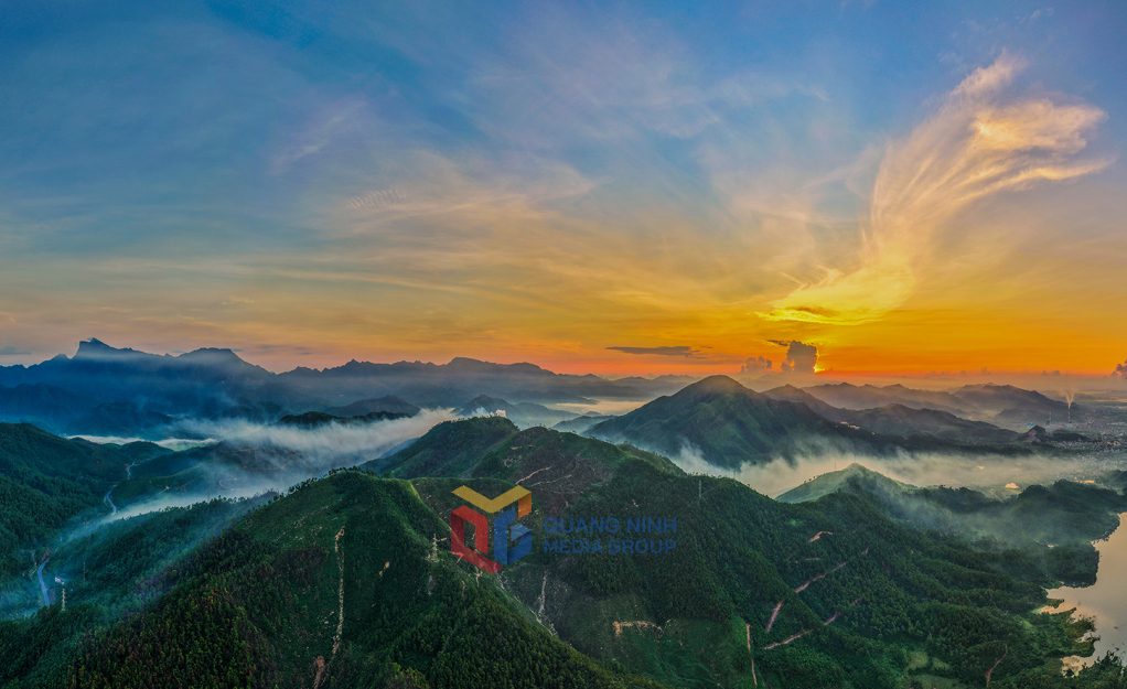 Hoàng hôn buông xuống, mây trời ôm lấy dãy núi Yên Tử, vẽ nên bức tranh huyền ảo.