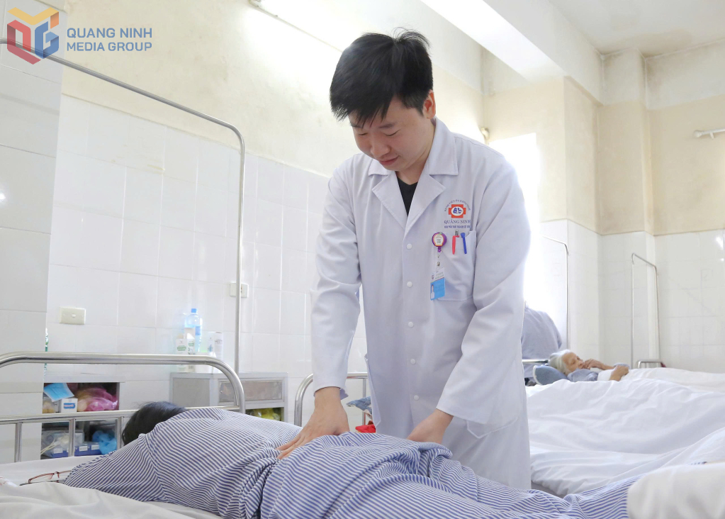 Bác sĩ thăm khám bệnh nhân
