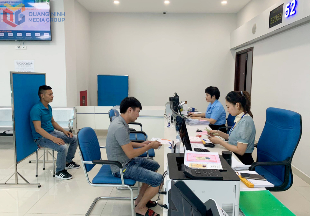 Cán bộ làm việc tại Trung tâm Phục hành chính công tỉnh hướng dẫn người dân thực hiện thủ tục cấp đổi Giấy phép lái xe.