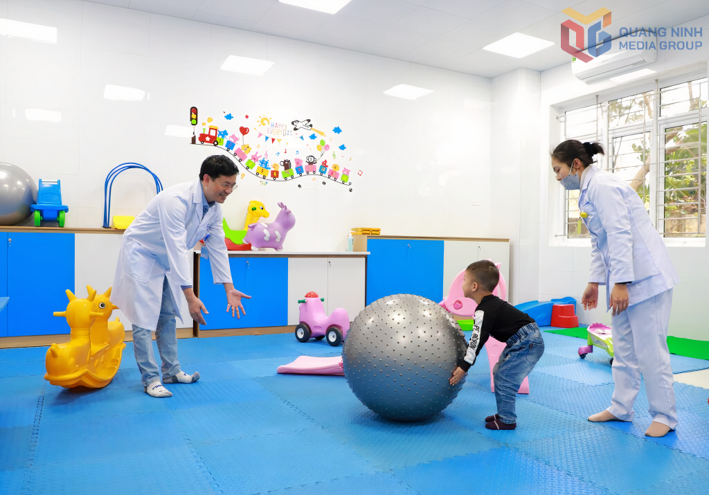 Điều trị vận động cho trẻ em tại Bệnh viện Sản nhi Quảng Ninh (Ảnh bệnh viện cung cấp)