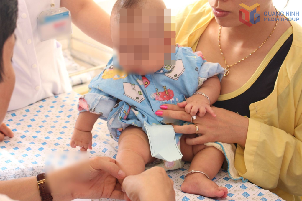 Bác sĩ Bệnh viện Sản nhi Quảng Ninh thăm khám chân cho trẻ.