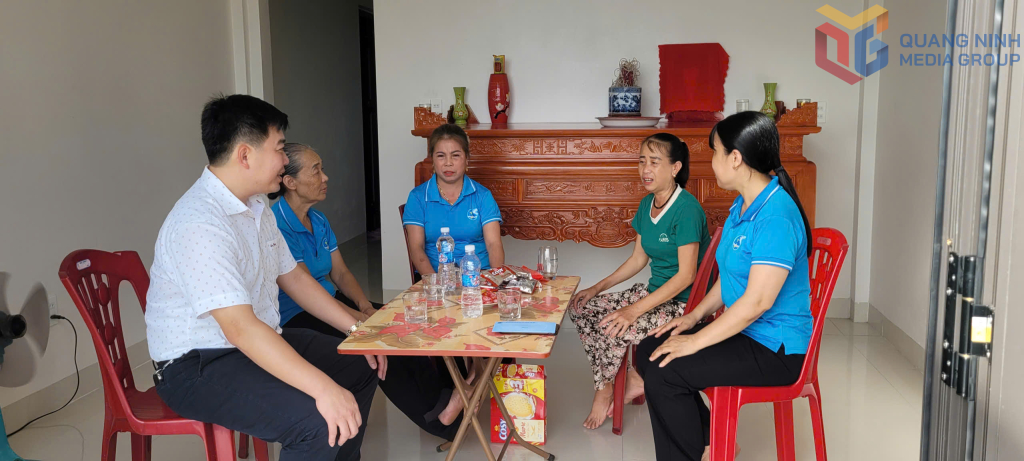 Hội LHPN phường Hiệp Hòa thăm, trao số tiền hỗ trợ xây nhà cho hội viên cận nghèo chị Đinh Thị Diệu.