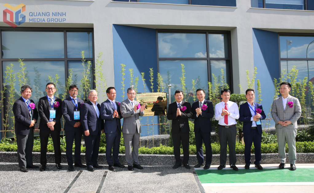Gắn biển chào mừng Đại hội Đảng bộ tỉnh Quảng Ninh lần thứ XVI, nhiệm kỳ 2025-2030.