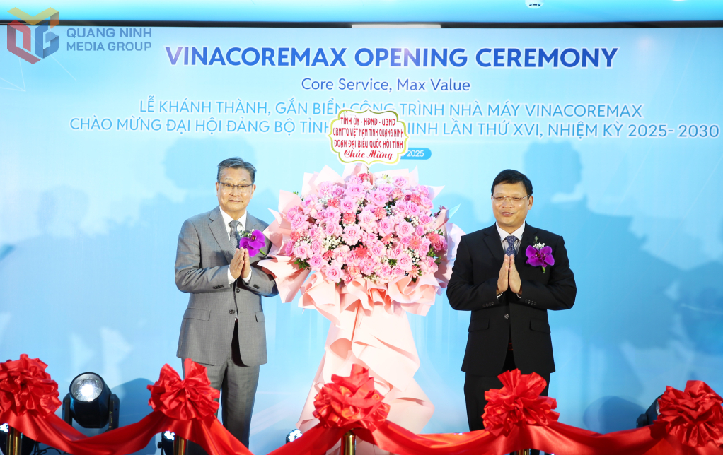 Đồng chí Nghiêm Xuân Cường, Phó Chủ tịch HĐND tỉnh tặng hoa chúc mừng Chủ đầu tư (Tập đoàn CoreMax).