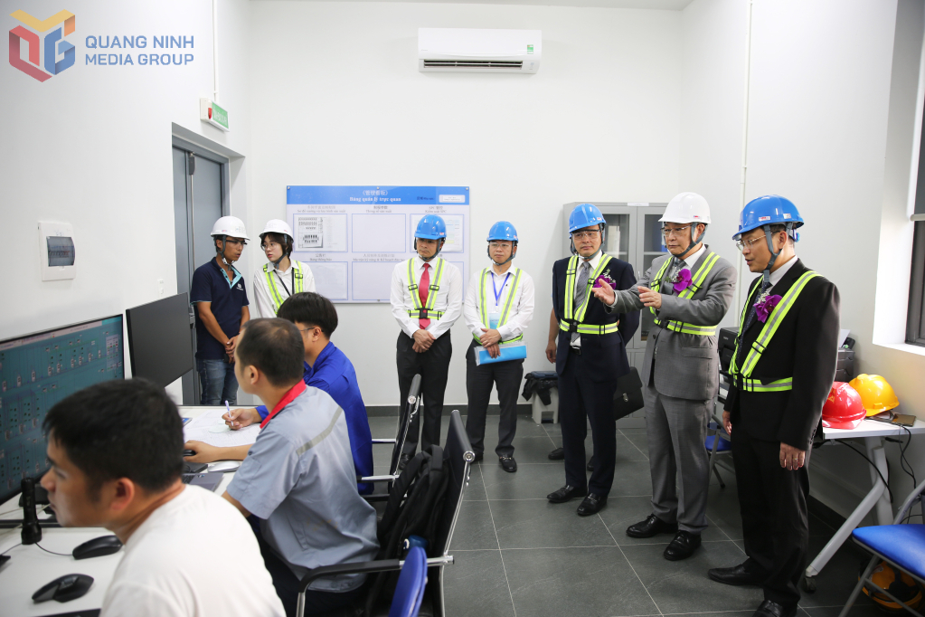 Đại biểu đi thăm quan khu điều hành Dự án Nhà máy Vina CoreMax Việt Nam (giai đoạn 1).