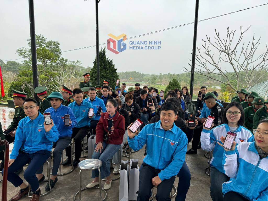 Đoàn viên Thuế cơ sở 7 tỉnh Quảng Ninh hướng dẫn các cán bộ, đoàn viên, thanh niên các xã cài đặt ứng dụng eTax Mobile để phối hợp triển khai đến người dân
