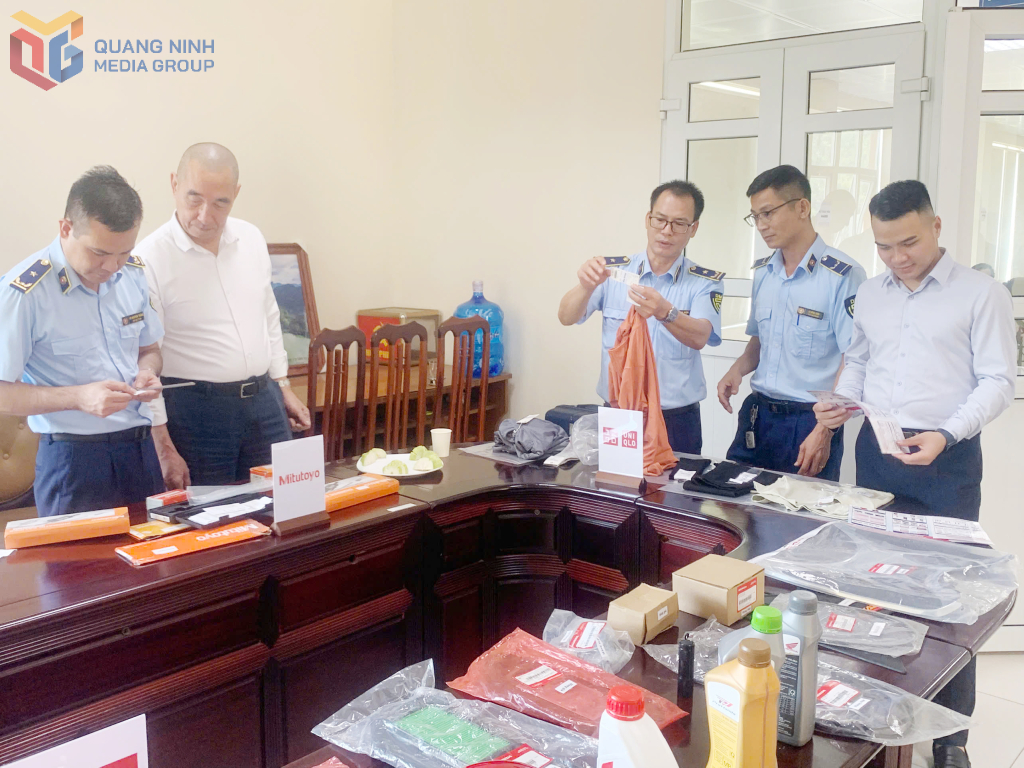 Cán bộ Chi cục QLTT tỉnh tham gia tập huấn nhận biết hàng thật, hàng giả.
