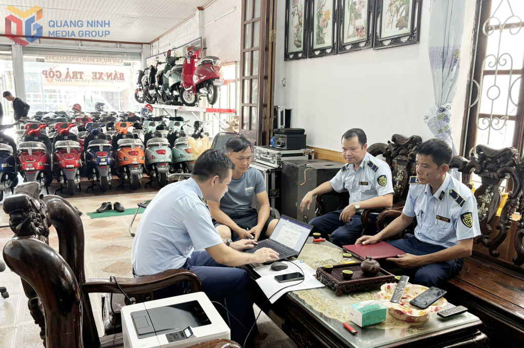 Biên bản vi phạm hành chính được lập trực tuyến tại địa điểm vi phạm.