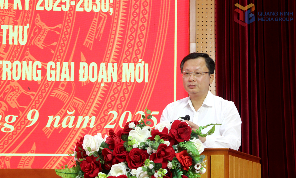 Đồng chí Cao Tường Huy, Ủy viên Ban Thường vụ Tỉnh ủy, Bí thư Đảng ủy, Chủ tịch HĐND đặc khu, phát biểu tại hội nghị.