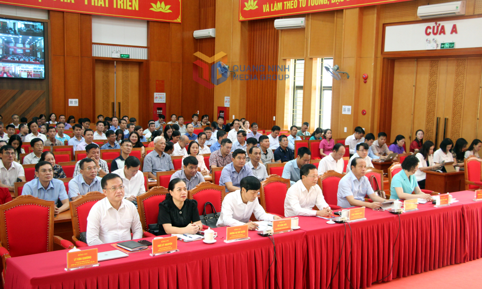 Các đại biểu tham dự hội nghị.