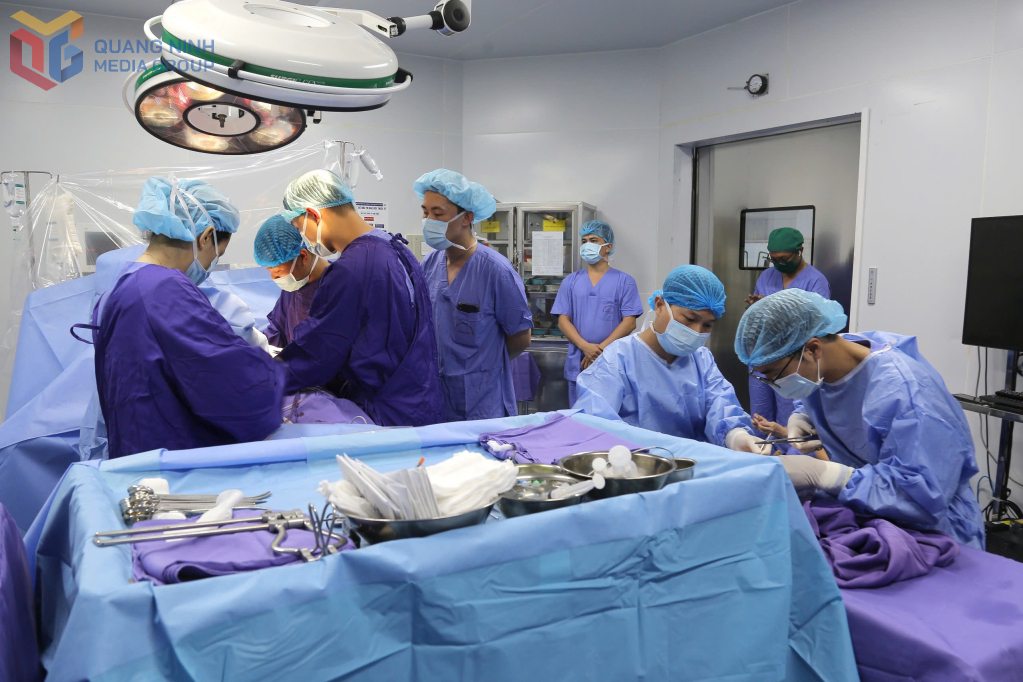 Bệnh viện Đa khoa tỉnh Quảng Ninh, dưới sự hỗ trợ của các chuyên gia Bệnh viện Hữu nghị Việt Đức, đã tổ chức lấy đa tạng chuyển ghép cho những bệnh nhân nặng tại một số trung tâm ghép tạng trong cả nước tháng 5/2025.
