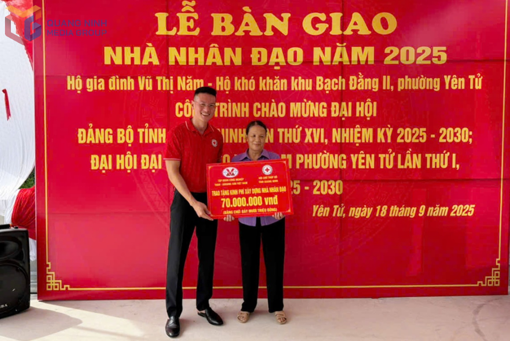 Phó Chủ tịch Hội Chữ thập đỏ tỉnh Nguyễn Tuấn Anh trao số tiền 70 triệu đồng của Tập đoàn TKV hỗ trợ xây nhà nhân đạo cho bà Vũ Thị Năm, Khu Bạch Đằng II, phường Yên Tử.
