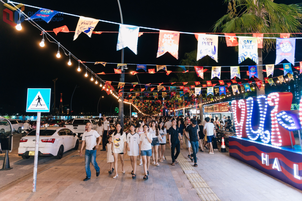 Phố đêm đi bộ Vuifest là điểm đến yêu thích của du khách. 