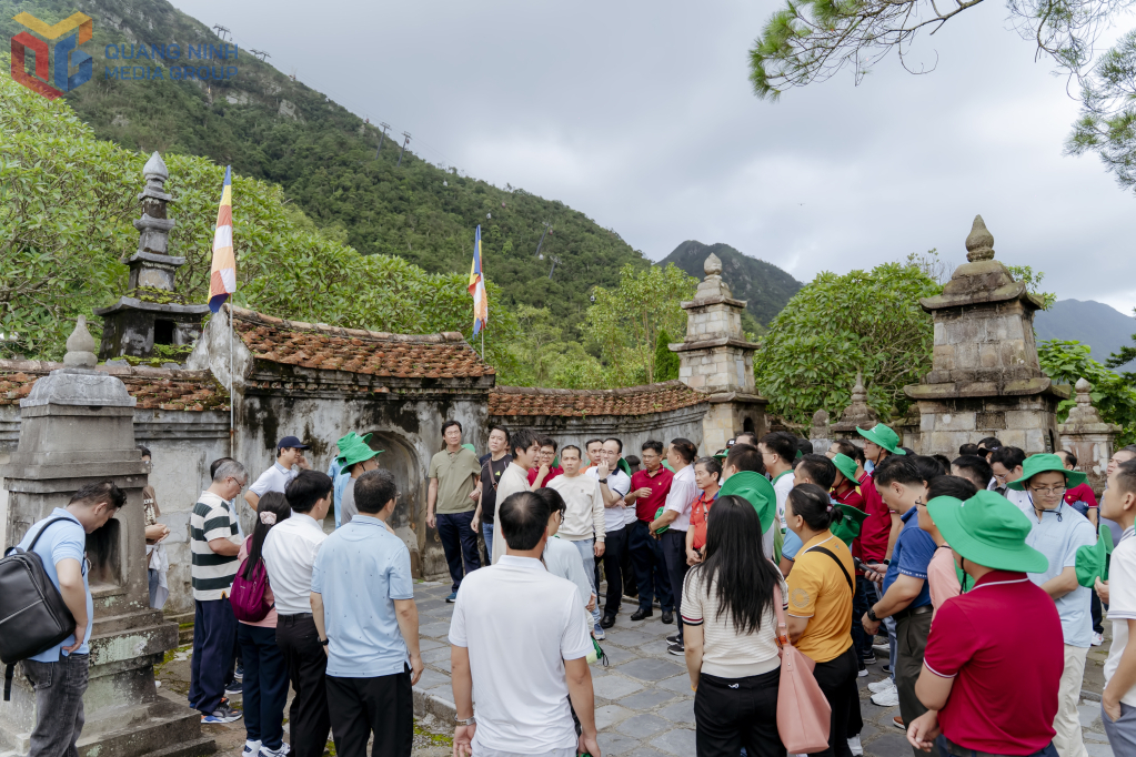 Đoàn tham quan Khu di tích danh thắng Yên Tử.
