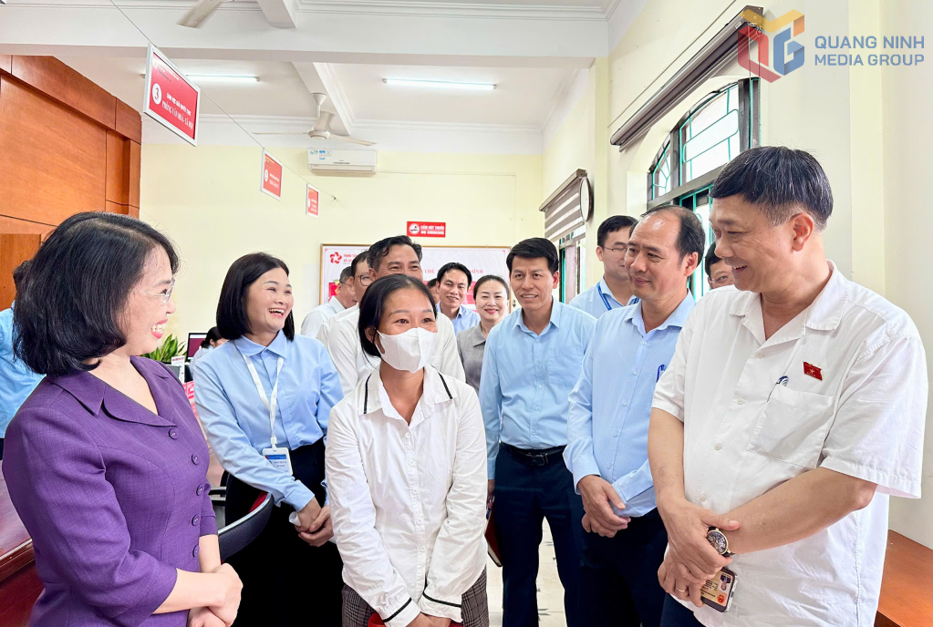 Phó Chủ tịch Quốc hội cùng đoàn công tác trò chuyện với người dân xã Lục Hồn.