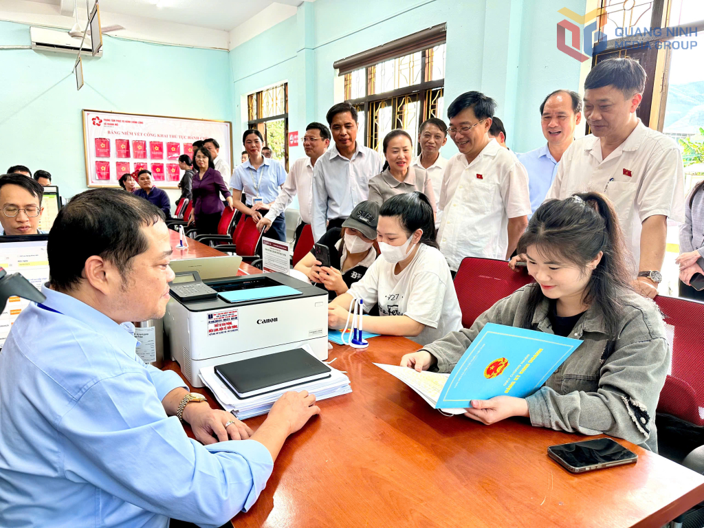 Đồng chí Vũ Hồng Thanh, Ủy viên Trung ương Đảng, Phó Chủ tịch Quốc hội và Đoàn công tác của Ủy ban Thường vụ Quốc hội kiểm tra tại Trung tâm Phục vụ Hành chính công xã Hoành Mô.