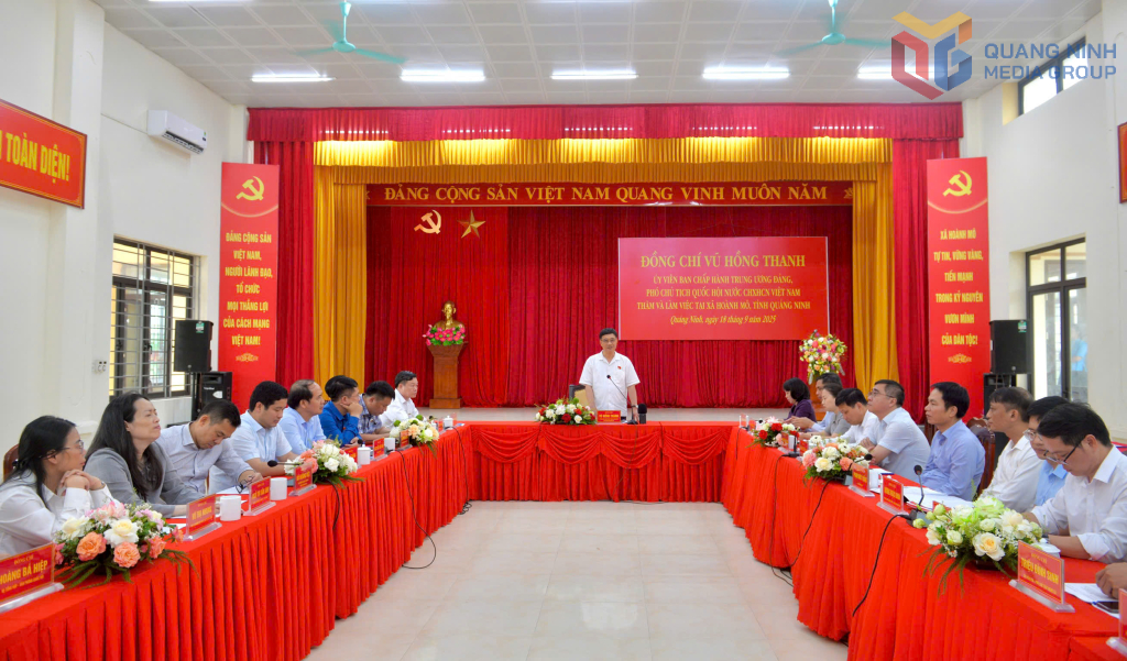 Đồng chí Vũ Hồng Thanh, Ủy viên Trung ương Đảng, Phó Chủ tịch Quốc hội phát biểu chỉ đạo tại buổi làm việc với Đảng ủy xã Hoành Mô.