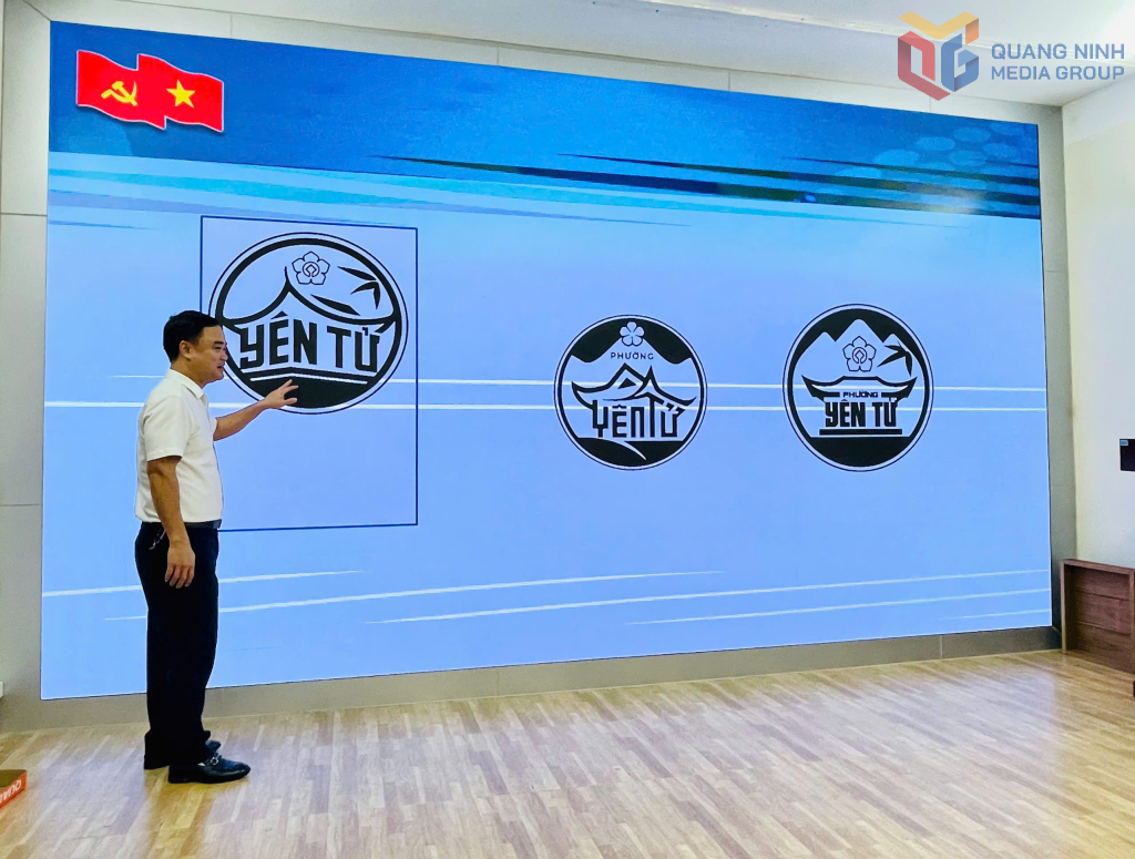 Thành viên BGK đánh giá từng tác phẩm theo tiêu chí chấm điểm.