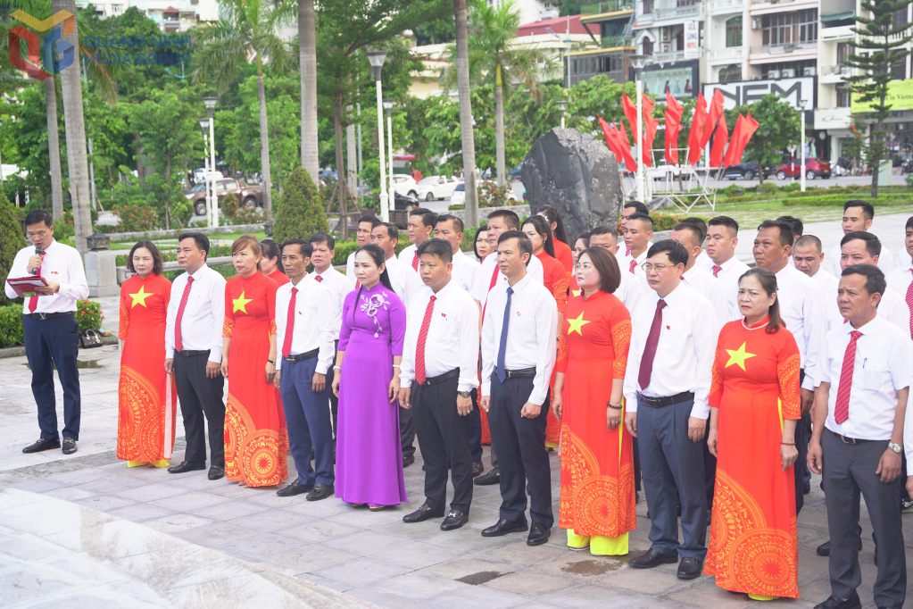 Cán bộ Đảng viên là thợ mỏ dâng hương tượng đài đồng chí Vũ Văn Hiếu.