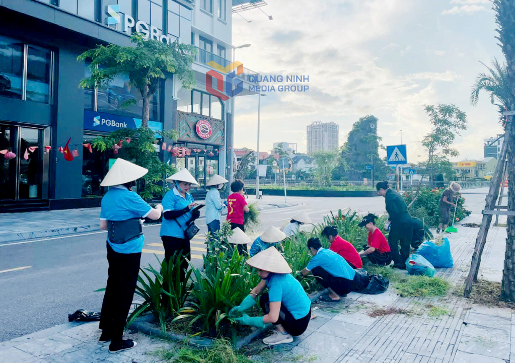 Ban công tác Mặt trận các khu phố trên địa bàn phường Hạ Long tổ chức đồng loạt ra quân vệ sinh môi trường “Ngày Chủ nhật xanh”.