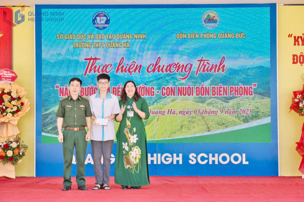 Đồn Biên phòng Quảng Đức trao kinh phí hỗ trợ cho học sinh trong chương trình 