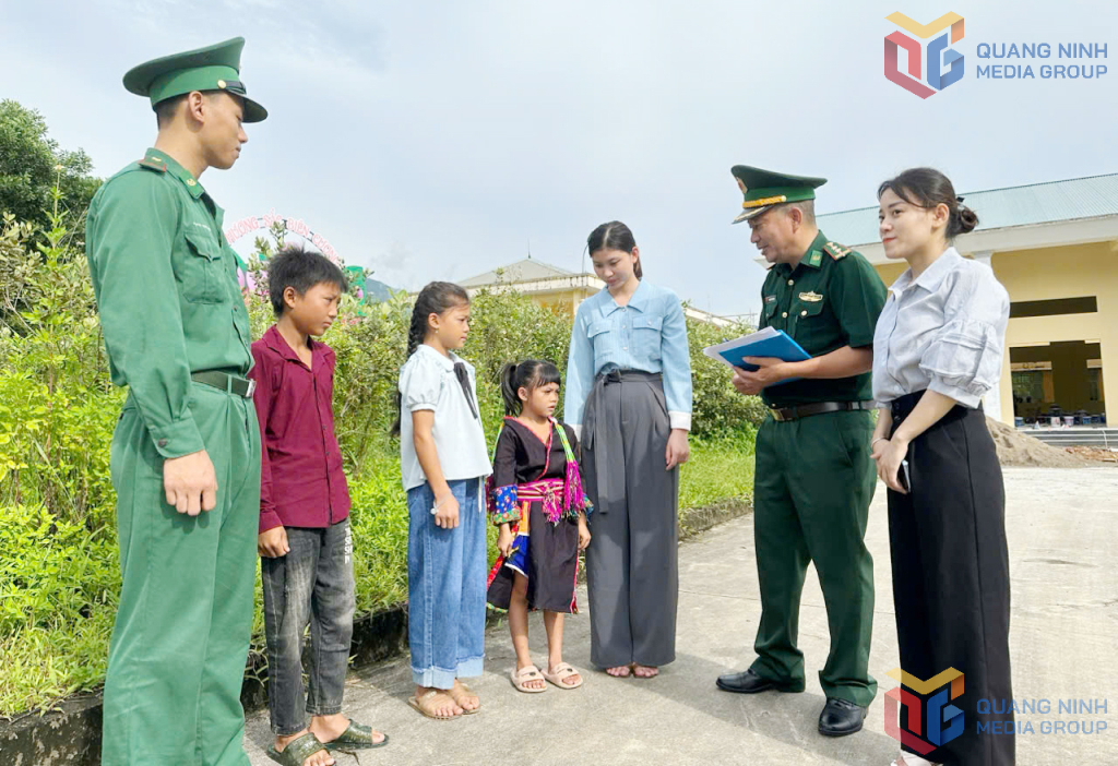 Cán bộ Đồn Biên phòng Pò Hèn thường xuyên đến trường hỏi thăm, động viên 