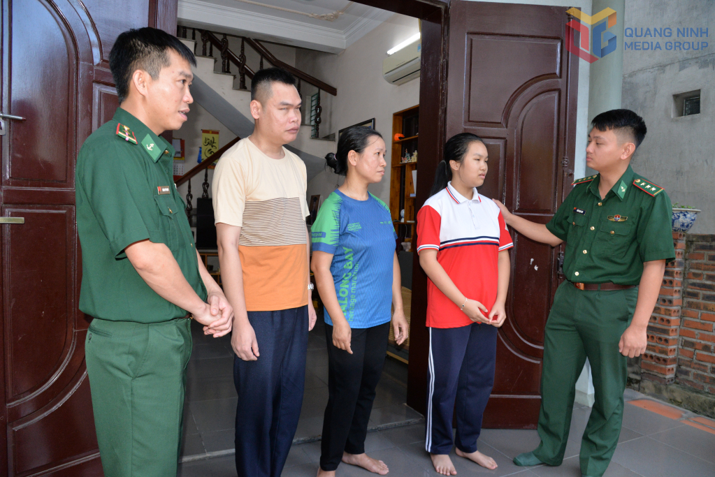 Thượng úy Trần Ngọc Linh đến thăm, động viên gia đình em Nguyễn Mỹ Hằng, ở phường Hạ Long.