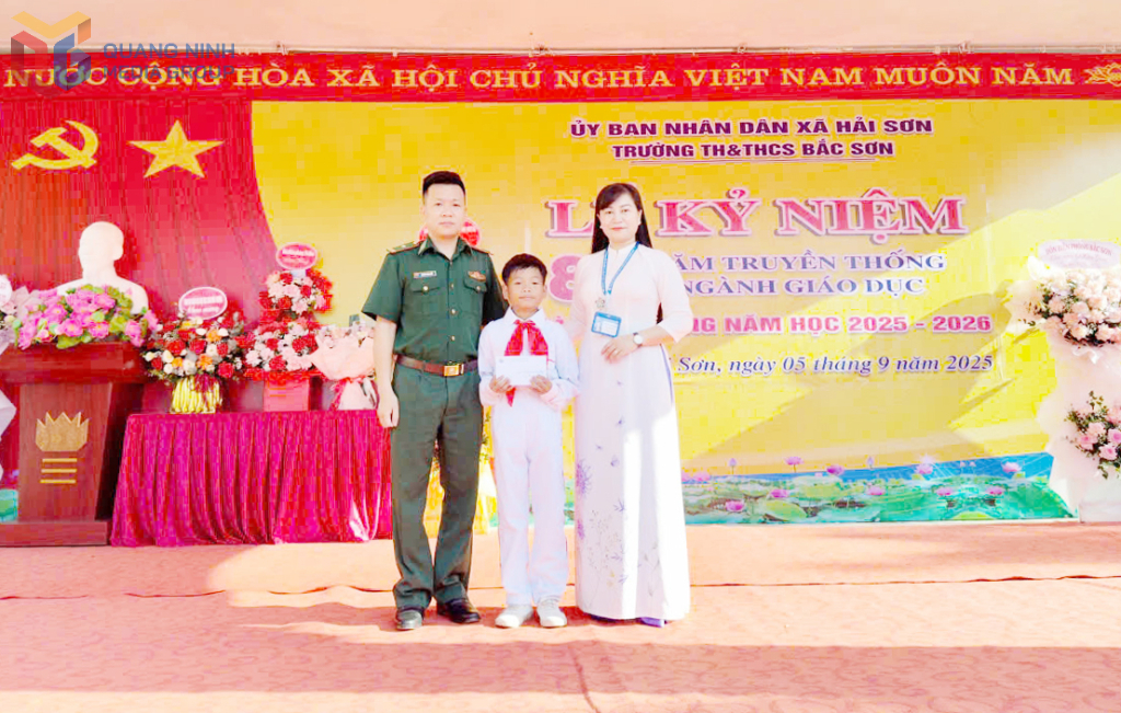 Đồn BP Bắc Sơn trao kinh phí hỗ trợ thường xuyên cho học sinh được đơn vị nhận đỡ đầu theo chương trình