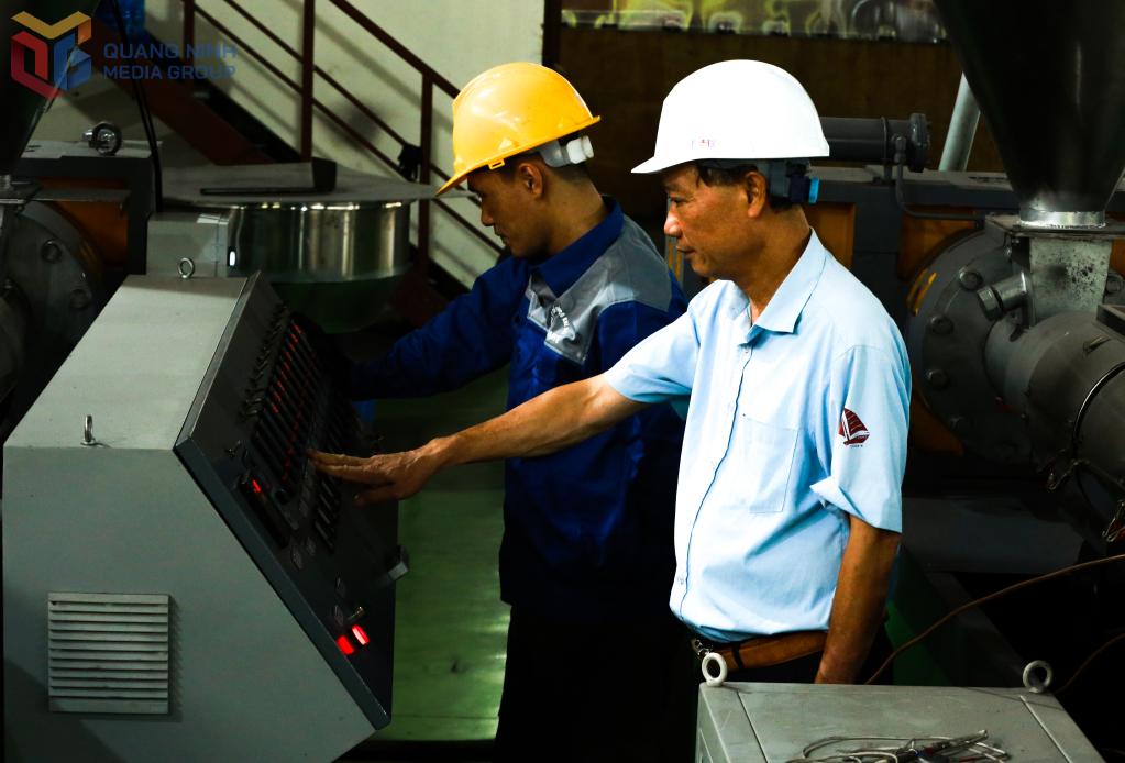 Kỹ sư Phạm Thọ Cừ đôn đốc công việc sản xuất.