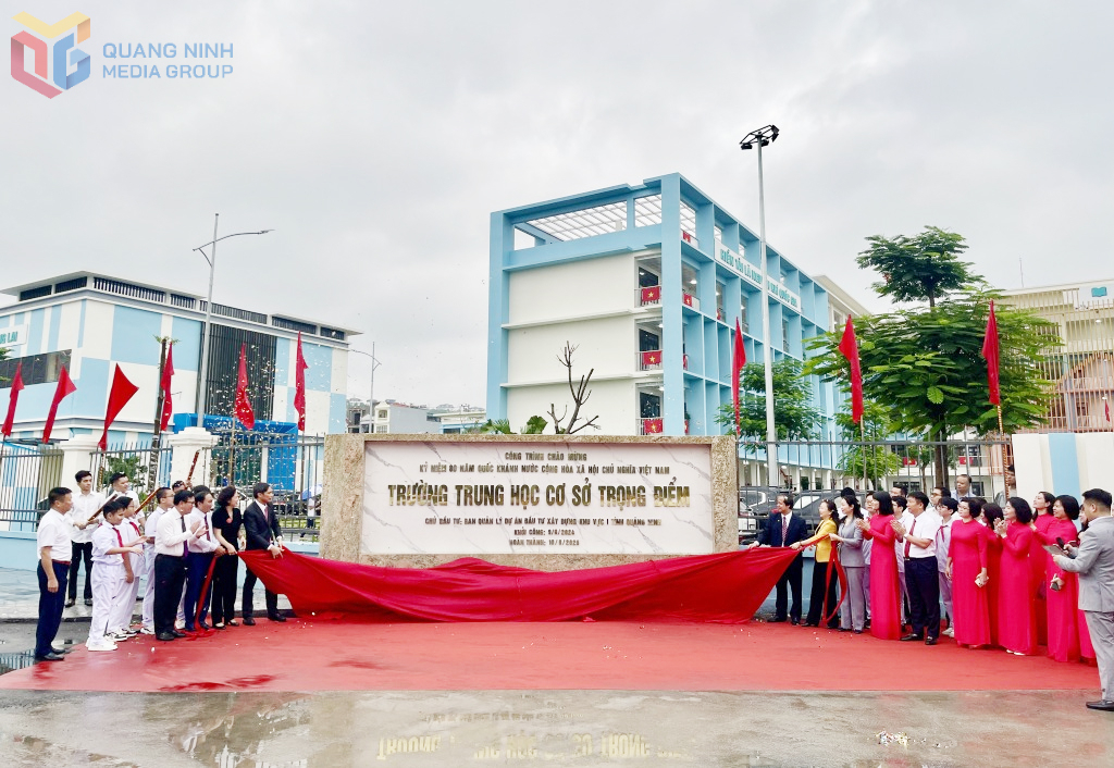 Các đại biểu cắt băng khánh thành và gắn biển công trình Trường THCS Trọng Điểm. Ảnh: Hoàng Nga