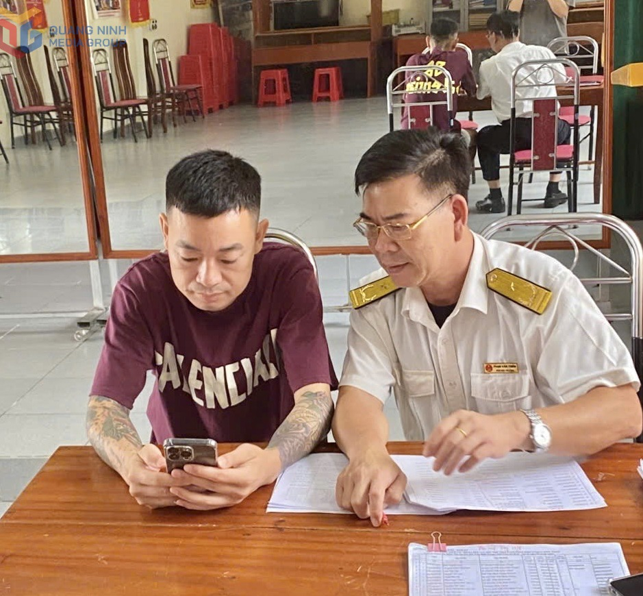 Cán bộ, công chức Thuế cơ sở 7 tỉnh Quảng Ninh hướng dẫn người nộp thuế cài đặt và sử dụng ứng dụng eTax Mobile