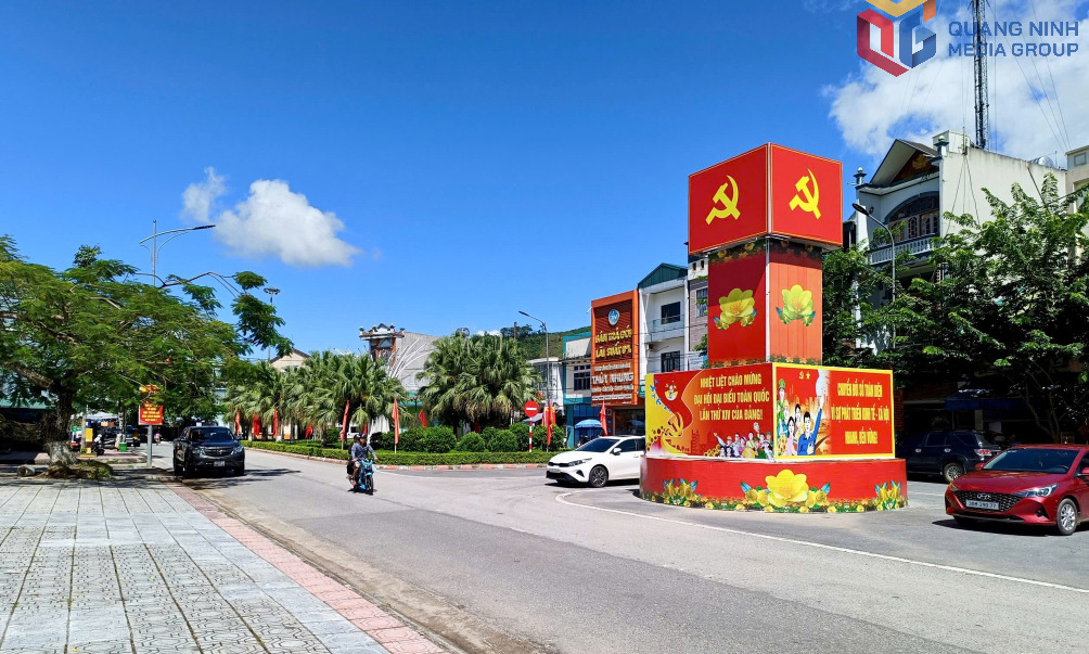 Cờ Tổ quốc, cùng với các pa nô tấm lớn, băng rôn, khẩu hiệu được treo ở các vị trí dễ nhìn tại trung tâm xã Ba Chẽ, tạo nên một không gian sôi động và rực rỡ hướng về Đại hội Đại biểu Đảng bộ tỉnh Quảng Ninh lần thứ XVI. Ảnh: Phạm Lợi (CTV)