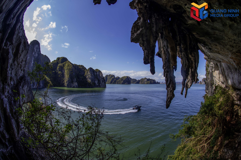 Hạ Long mùa thu khoác lên vẻ đẹp thơ mộng và kỳ vĩ.