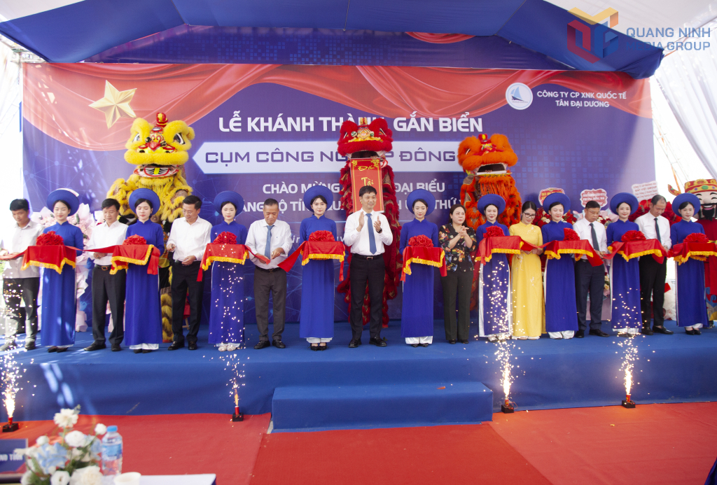 Đồng chí Nguyên Văn Công, Phó Chủ tịch UBND tỉnh cùng các đại biểu cắt băng khánh thành dự án