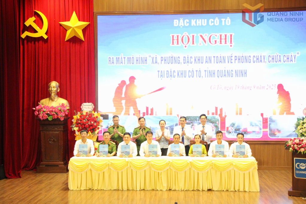 Các lực lượng ký cam kết thực hiện các tiêu chí, nhiệm vụ của mô hình.
